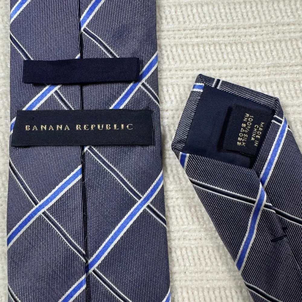 Banana Republic Mens Navy Blue Plaid Silk Necktie S/812941-00 SPR 11